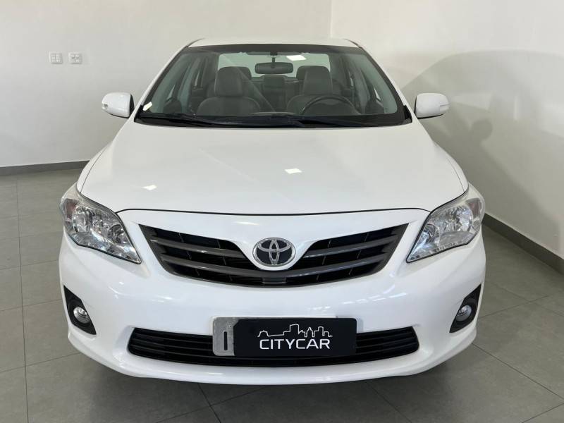 TOYOTA - COROLLA - 2013/2014 - Branca - R$ 73.900,00