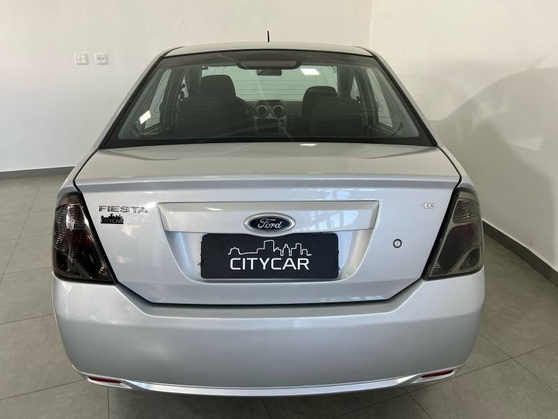 FORD - FIESTA - 2013/2014 - Prata - R$ 39.900,00