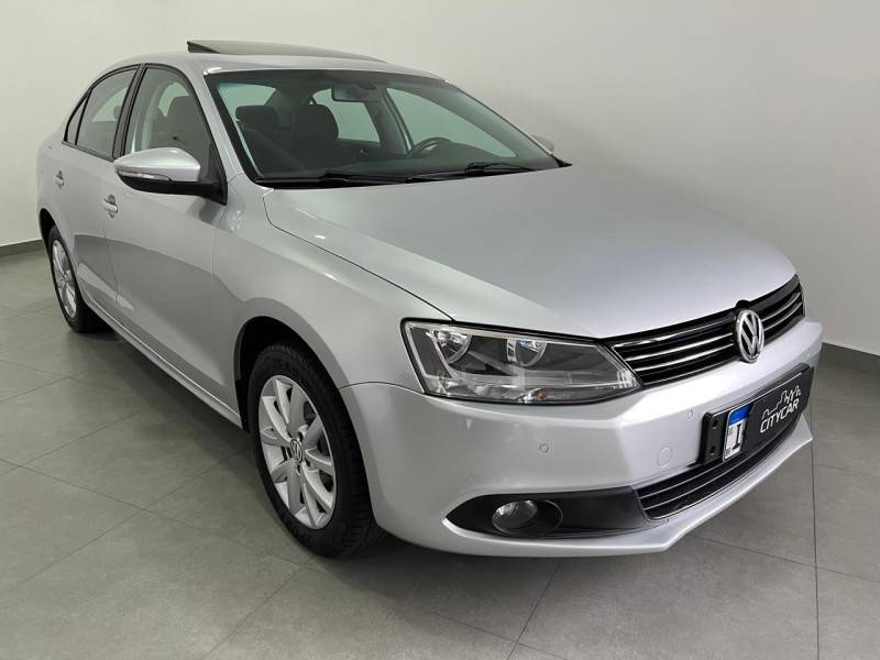 VOLKSWAGEN - JETTA - 2011/2012 - Prata - R$ 63.900,00