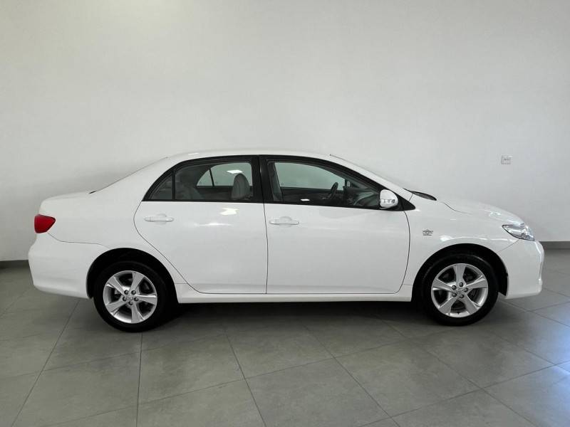 TOYOTA - COROLLA - 2013/2014 - Branca - R$ 73.900,00
