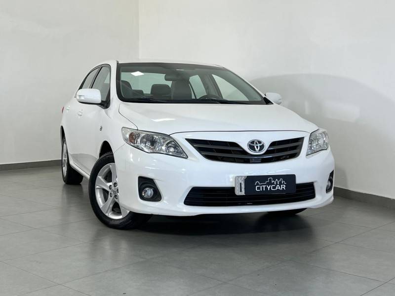 TOYOTA - COROLLA - 2013/2014 - Branca - R$ 73.900,00