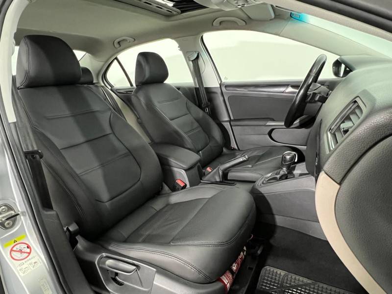 VOLKSWAGEN - JETTA - 2011/2012 - Prata - R$ 63.900,00