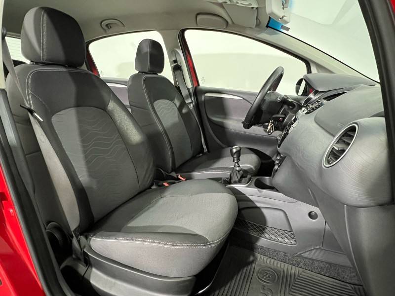 FIAT - PUNTO - 2014/2015 - Vermelha - R$ 46.900,00