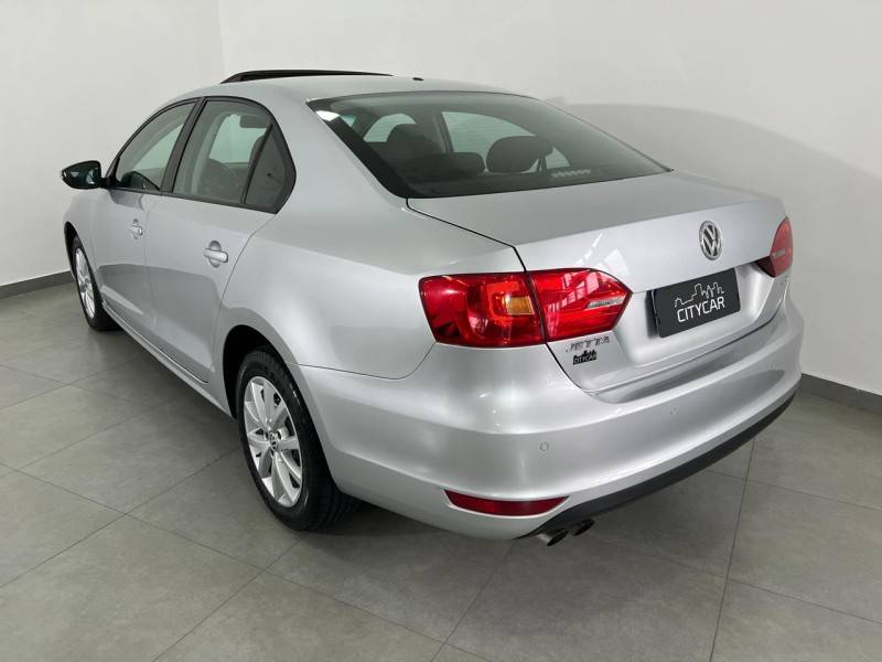 VOLKSWAGEN - JETTA - 2011/2012 - Prata - R$ 63.900,00