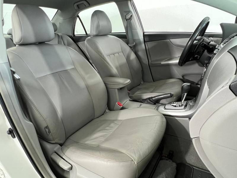 TOYOTA - COROLLA - 2013/2014 - Branca - R$ 73.900,00