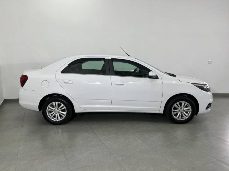 CHEVROLET - COBALT - 2017/2018 - Branca - R$ 58.900,00