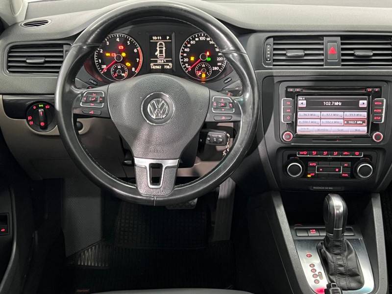VOLKSWAGEN - JETTA - 2011/2012 - Prata - R$ 63.900,00