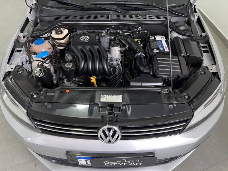 VOLKSWAGEN - JETTA - 2011/2012 - Prata - R$ 63.900,00