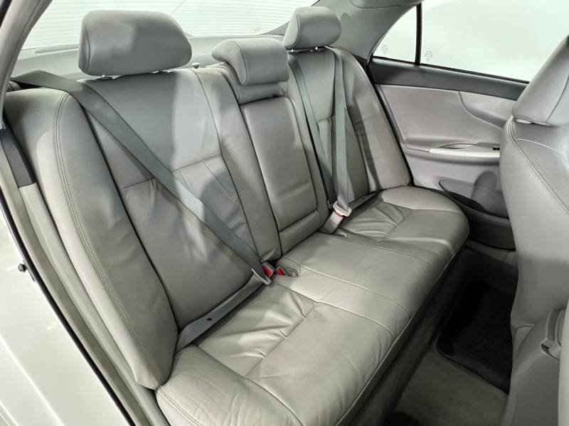 TOYOTA - COROLLA - 2013/2014 - Branca - R$ 73.900,00