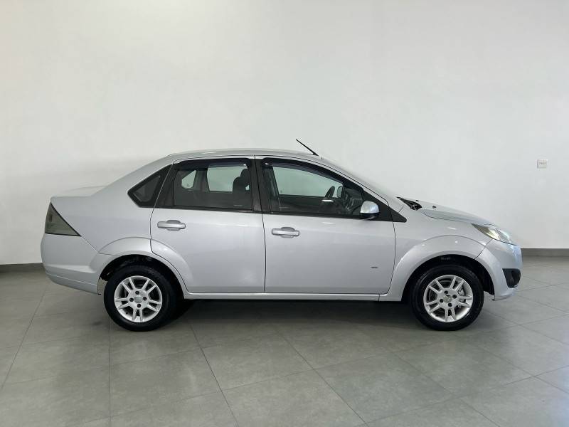 FORD - FIESTA - 2013/2014 - Prata - R$ 39.900,00