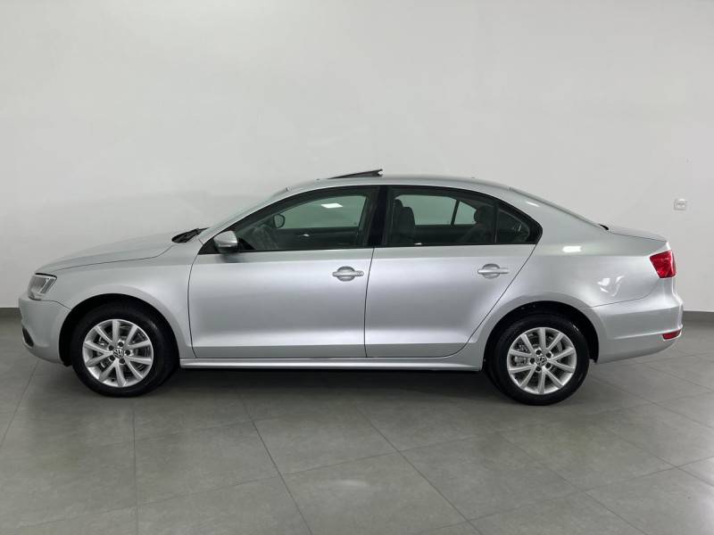 VOLKSWAGEN - JETTA - 2011/2012 - Prata - R$ 63.900,00