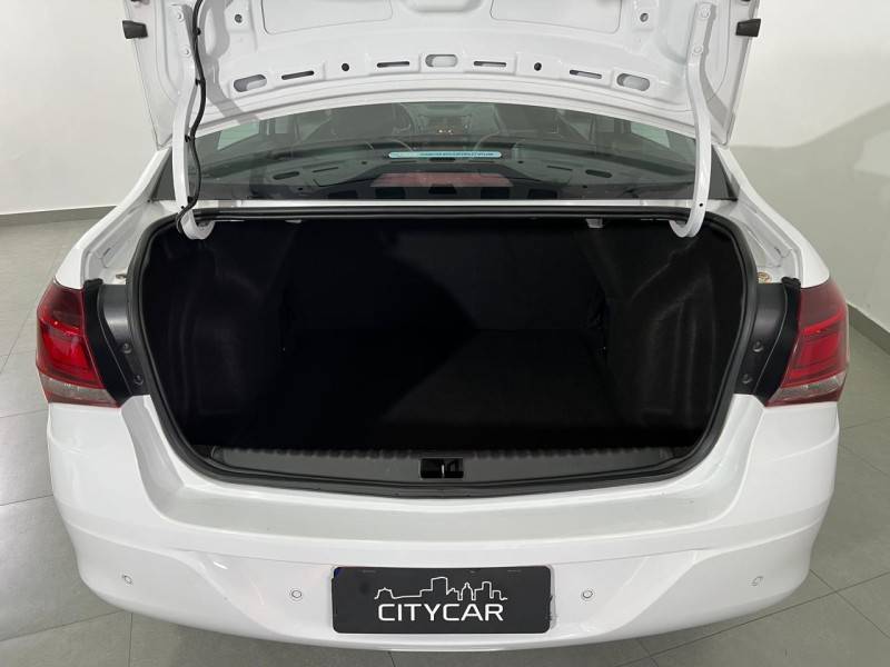 CHEVROLET - COBALT - 2017/2018 - Branca - R$ 58.900,00