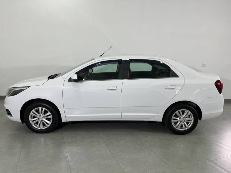 CHEVROLET - COBALT - 2017/2018 - Branca - R$ 58.900,00