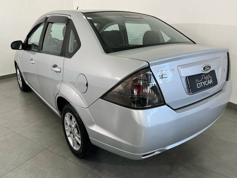 FORD - FIESTA - 2013/2014 - Prata - R$ 39.900,00