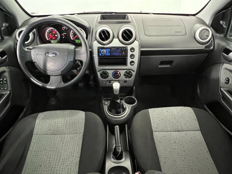 FORD - FIESTA - 2013/2014 - Prata - R$ 39.900,00