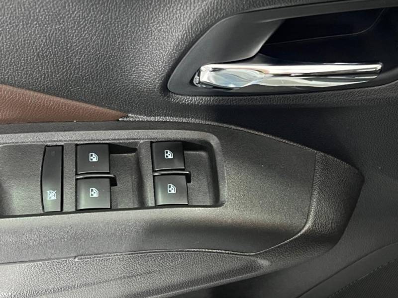 CHEVROLET - COBALT - 2017/2018 - Branca - R$ 58.900,00