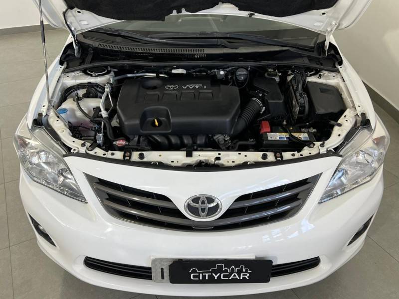 TOYOTA - COROLLA - 2013/2014 - Branca - R$ 73.900,00