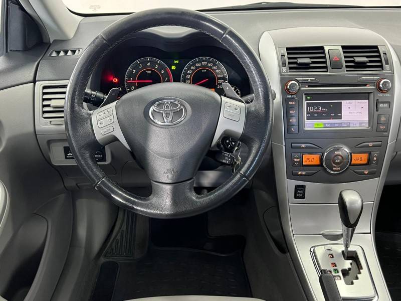 TOYOTA - COROLLA - 2013/2014 - Branca - R$ 73.900,00