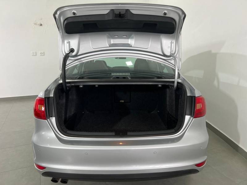 VOLKSWAGEN - JETTA - 2011/2012 - Prata - R$ 63.900,00