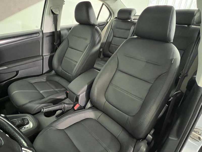 VOLKSWAGEN - JETTA - 2011/2012 - Prata - R$ 63.900,00