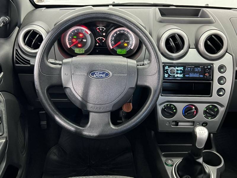 FORD - FIESTA - 2013/2014 - Prata - R$ 39.900,00