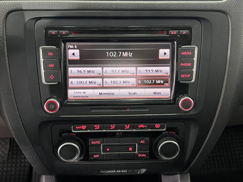 VOLKSWAGEN - JETTA - 2011/2012 - Prata - R$ 63.900,00