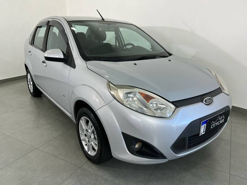 FORD - FIESTA - 2013/2014 - Prata - R$ 39.900,00