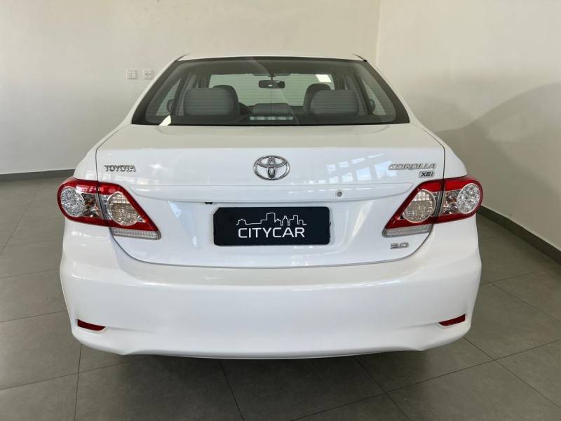 TOYOTA - COROLLA - 2013/2014 - Branca - R$ 73.900,00