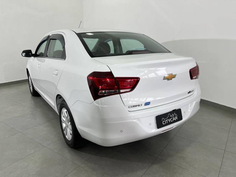 CHEVROLET - COBALT - 2017/2018 - Branca - R$ 58.900,00
