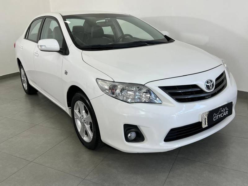 TOYOTA - COROLLA - 2013/2014 - Branca - R$ 73.900,00