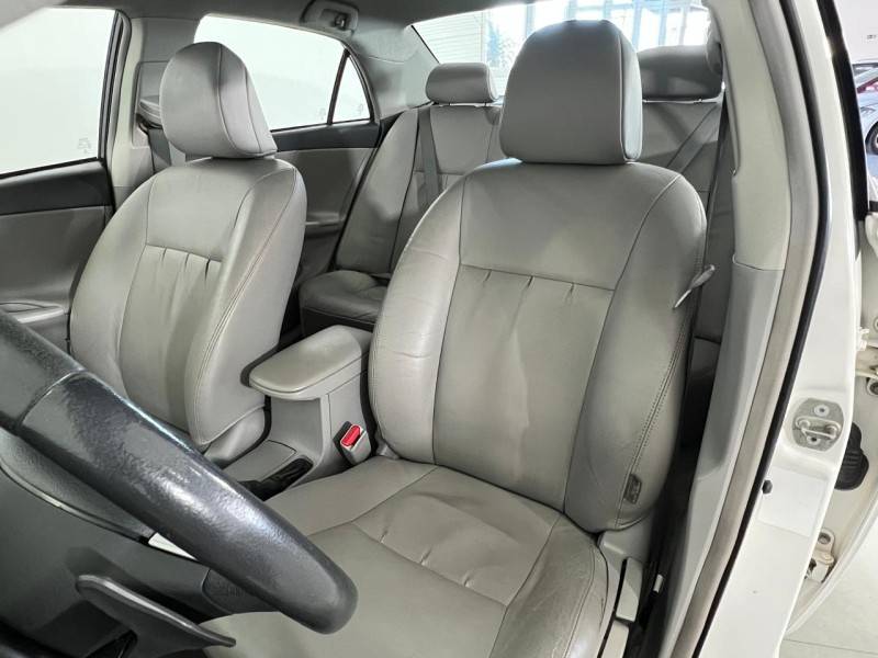 TOYOTA - COROLLA - 2013/2014 - Branca - R$ 73.900,00