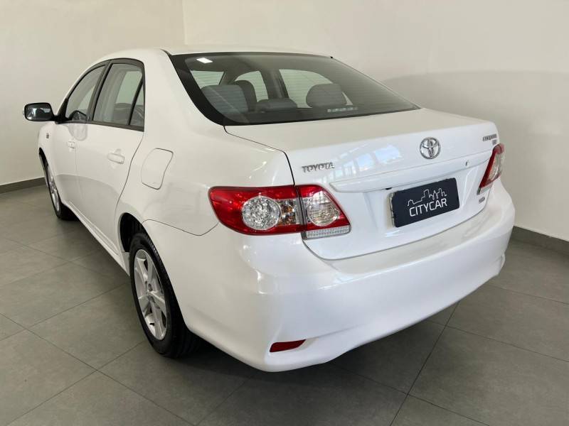 TOYOTA - COROLLA - 2013/2014 - Branca - R$ 73.900,00