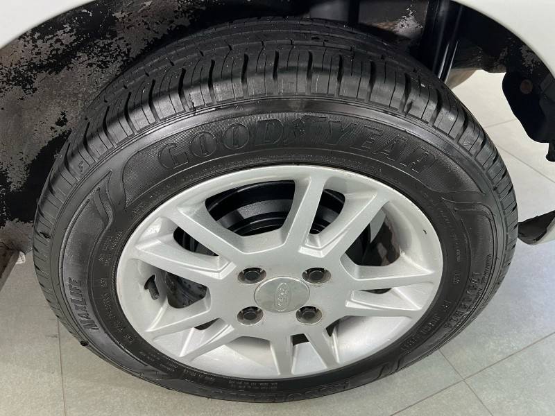 FORD - FIESTA - 2013/2014 - Prata - R$ 39.900,00